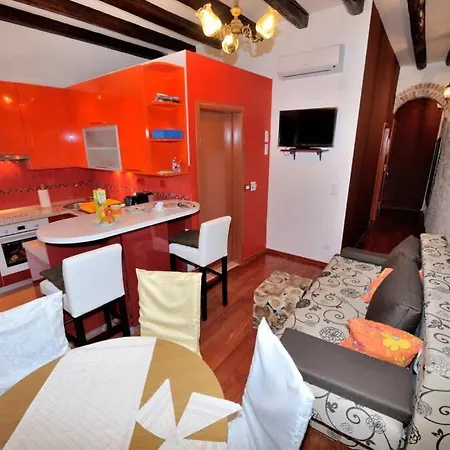 Charming Stone In The Heart Of Appartement Split